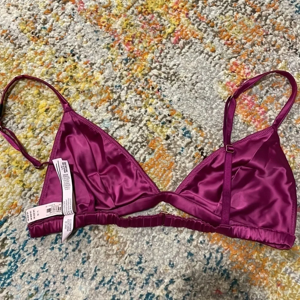 𝅺Victoria’s Secret Triangle Shaped Bra Size L
